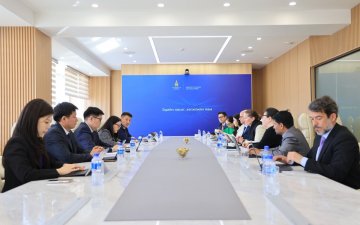 ЭДИЙН ЗАСАГ, ХӨГЖЛИЙН ДЭД САЙД С.ДАВААСҮРЭН ДЭЛХИЙН БАНКНЫ ТӨЛӨӨЛӨГЧДИЙГ ХҮЛЭЭН АВЧ УУЛЗАВ