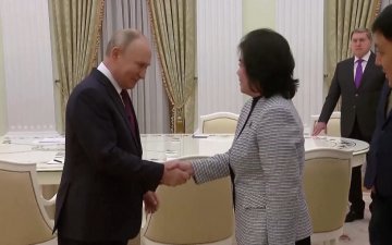 ОХУ-ын ерөнхийлөгч Владимир Путин БНАСАУ-ын гадаад хэргийн сайд Чо Сон Хуйтай Москва хотод уулзсан байна