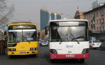 БНХАУ-аас худалдан авч буй 100 автобус Эрээн-Замын-Үүд боомтод иржээ