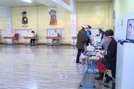  Аймаг орон нутгийг 7 тойрогт хувааж 54 мандат олгосон бол, Улаанбаатар хотыг 6 тойрогт 24 мандат байхаар тогтсон юм