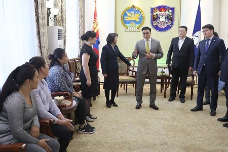 Талийгаачдын ар гэрийнхэнд хоёр өрөө байрны түлхүүр гардуулж өглөө