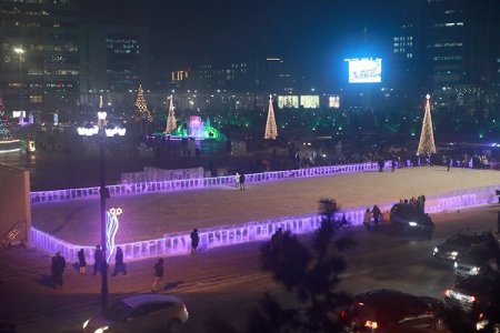 Мөсөн хотхон нийслэлийн төв талбайд сүндэрлэлээ