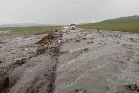 Өвөрхангай аймгийн Хужирт сумын Шунхлай уулын арын зам эвдэрчээ