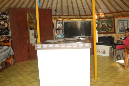 Агаарын бохирдол ихтэй бүсэд хотын дарга ажиллаж, дулаан хадгалах шинэ халаагуур зарим өрхөд өглөө