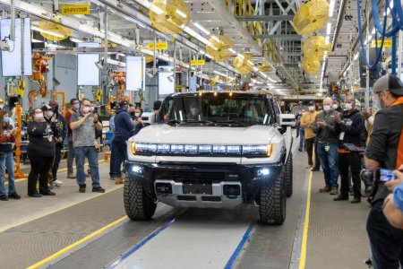 General Motors компани анхны цахилгаан хөдөлгүүрт Hummer загвараа үйлдвэрээс гаргалаа