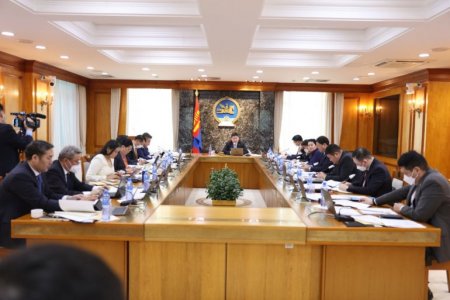 Засгийн газар хуралдаж байна
