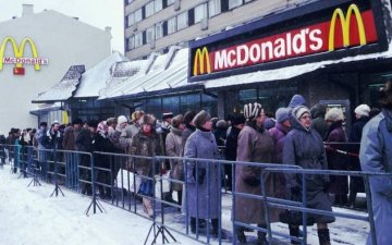 Түргэн хоолны томоохон сүлжээ ресторанууд, хийжүүлсэн ус, ундаа үйлдвэрлэгчид ОХУ-ын зах зээлээс гарч байна