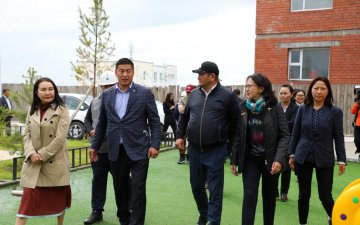 Орон сууцтай болсон залуу багшийнд зочиллоо