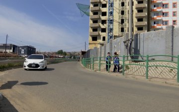 Барилгын хамгаалалтын хашааны аюулгүй байдал алдагдсан аюултай орчинд сурагчид зорчиж байна