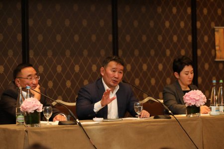 Ерөнхийлөгч Х.Баттулга Европын зарим хотод ажиллаж амьдарч байгаа монголчуудтай уулзлаа