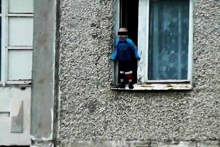 Цонхоор унах гэж байсан хүүхдийг аварлаа