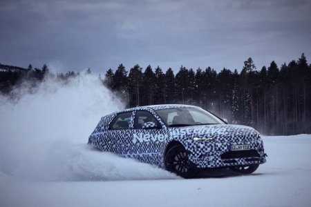 Хойд туйлын -30 хэмийн хүйтэнд Hyundai-ийн IONIQ 5 N өндөр хүчин чадалтай EV прототип туршилтын замыг эзэгнэв.