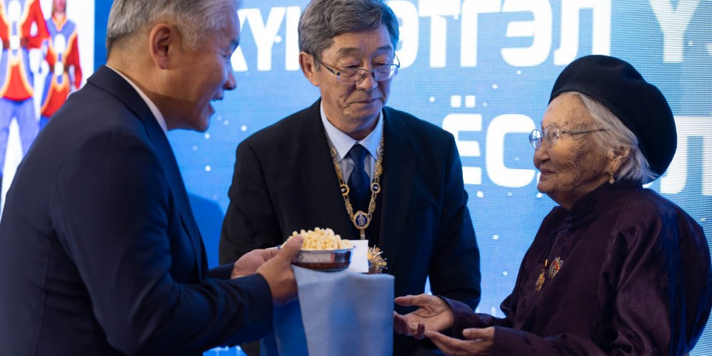 Хөдөлмөрийн баатар А.Дулмаа, “Чингис хаан” одонт С.Нарангэрэл нарт хүндэтгэл үзүүлэв