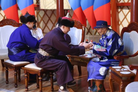 Монгол Улсын Ерөнхийлөгч, УИХ-ын дарга, Ерөнхий сайд нар азай буурлуудын амар мэндийг айлтган золгов