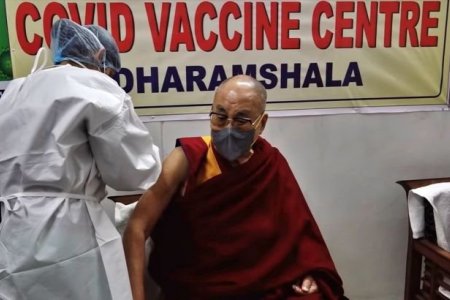 Буддын шашны тэргүүн 14-р Далай лам цар тахлын эсрэг вакцин хийлгүүлжээ