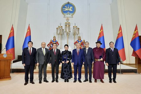 Дипломат албаны дээд цол хүртээлээ