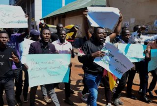 Уганда улсын засгийн газрын эсрэг жагсаалд оролцсон олон арван хүн баривчлагдлаа