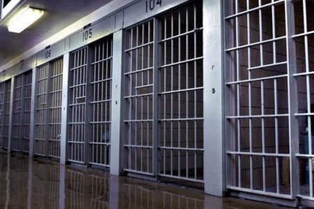 Хоригдлууд тээвэрлэж явсан автомашин осолджээ 