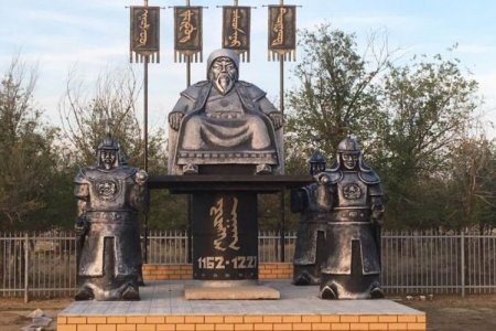 Бүгд Найрамдах Халимаг улсад Чингис хааны хөшөөг босгожээ