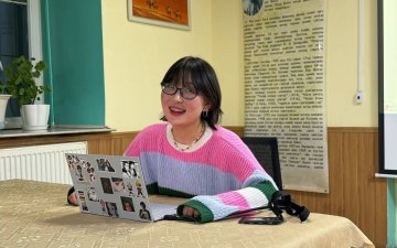 Оюутан судлаач Ч. Өнөрзаяагийн бичсэн ПҮРЭВ ГҮНГИЙН ОРЧУУЛСАН “ХААНЫ БИЧСЭН НЭМЖ ТОГТООСОН МАНЖ ҮГНИЙ ТОЛЬ БИЧИГ”-ИЙН “ХӨГЖМИЙН ЗҮЙЛ”-ИЙГ “ХОРИН НЭГТ”-ИЙН ТАЙЛБАР ТОЛЬТОЙ ХАРЬЦУУЛАХ НЬ