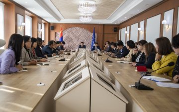 Баянгол дүүрэг дэх төрийн өмчийн ЕБС-ийн захирлуудтай уулзав