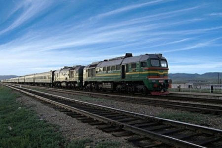 Дизель түлш тээвэрлэж явсан есөн вагон замын хажуу руу унажээ