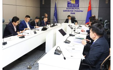 ТӨРИЙН ӨМЧИЙН 6 ИХ СУРГУУЛИЙН ДУНДЫН УДИРДАХ ЗӨВЛӨЛ АНХДУГААР ХУРАЛДААНАА ХИЙЛЭЭ