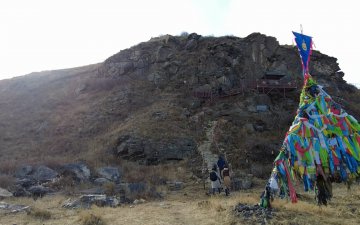 Их тэнгэрийн амны хадны сүг зургийн орчныг тохижуулжээ