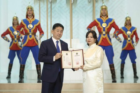 Академич хэргэм хүртээв