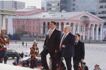 Ирланд Улсын Парламентын Доод танхимын дарга Шон О’Фарелыг Д.Сүхбаатарын талбайд угтан авлаа