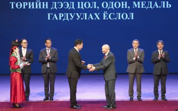 МОНГОЛ УЛСЫН ЕРӨНХИЙЛӨГЧ УХНААГИЙН ХҮРЭЛСҮХ АШУҮИС-ИЙН ЭРДЭМТЭН БАГШ, АЖИЛТНУУДТАЙ УУЛЗЛАА