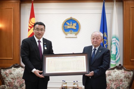 Хотын дарга Үндсэн хуулийн цэцэд хүндэтгэл үзүүллээ