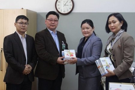 Коосэнгийн инженерийн цуврал сурах бичгүүдийг ШУТИС-ийн номын санд хандивлалаа 