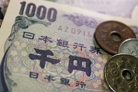 Японы инфляцийн түвшин нэмэгдсэнтэй зэрэгцэн иенийн ханш доод үзүүлэлтэд хүрсэн байна