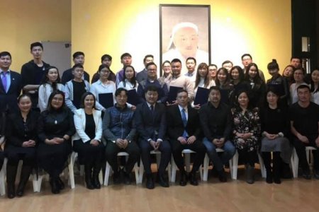 Мэргэшсэн хөтөч, тайлбарлагчид гэрчилгээгээ гардан авлаа