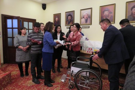 Хөгжлийн бэрхшээлтэй хүүхдүүдэд зориулсан “Өгөх өдөр”-өөр амин дэм, хэрэгцээт эм бэлдмэлийг гардууллаа