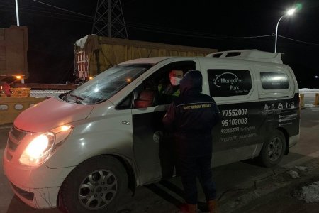 Баруунтурууны товчооны гарах хэсгээр 3 цагийн дотор 200 гаруй тээврийн хэрэгсэл нэвтэрчээ