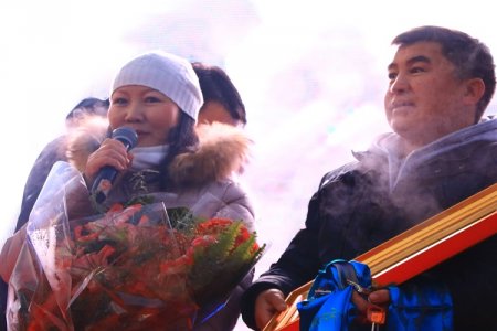 Гурван ихэр хүүхэд төрүүлсэн хоёр айлд орон сууц олгожээ