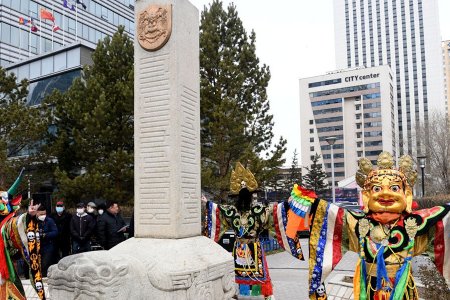 Нийслэлийн удирдлагууд Мэлхийт хөшөөнд хүндэтгэл үзүүлж, Сүлдэт хуураа цэнгүүллээ