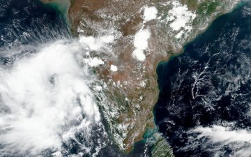 БНЭУ-д хар салхинаас үүдэн  олон мянган хүнийг нүүлгэн шилжүүлж эхэлжээ