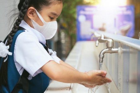 Хүүхдийг олон нийтийн газраар дагуулж явахгүй байхыг зөвлөлөө