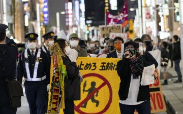 Токиод олимпын наадмыг эсэргүүцсэн жагсаал болжээ 