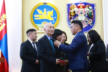 Улс, нийслэлийн хөгжилд үнэтэй хувь нэмэр оруулсан албан хаагчдыг шагналаа