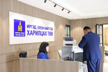 Боловсролын сайд Л.Энх-Амгалан Засгийн газрын иргэд, олон нийттэй харилцах төвд ажиллав.