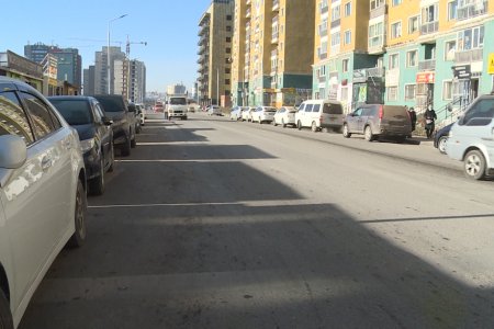Авто машины зогсоол хүрэлцээгүйн улмаас иргэд гэрийнхээ гаднаас машинаа ачуулж, торгуулж байна