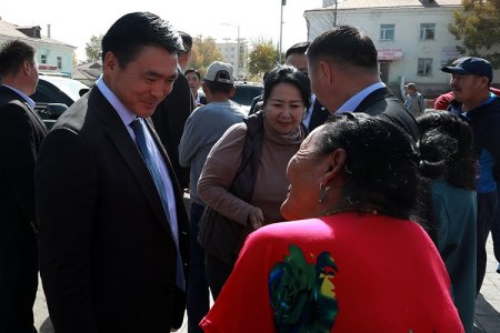 Хотын захирагч С.Амарсайхан Налайх дүүргийн иргэд хөдөлмөрчидтэй уулзаж, санал сэтгэгдлийг нь сонслоо