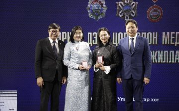 Монгол Улсын Ерөнхийлөгчийн зарлигаар Төрийн одон, медаль гардууллаа