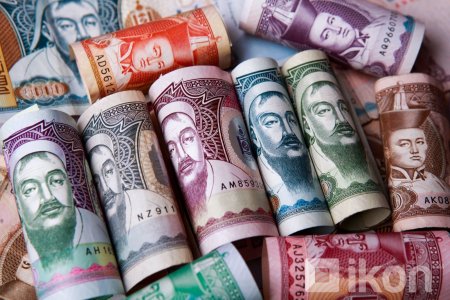 Иргэд төгрөгийн хадгаламжаа валютын хадгаламж руу шилжүүлсээр байна
