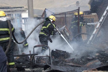 Шатаж байсан гэрээс таван хүүхдийн амийг аварчээ