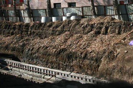 Орон сууцны хороолол дунд баригдаж эхэлсэн барилгын ажлыг зогсоолоо